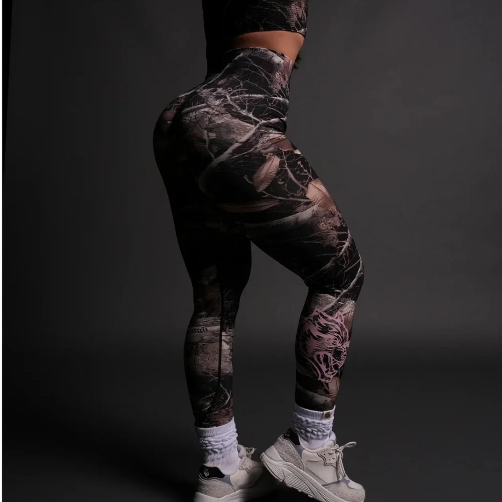 OUR PASSION "EVERSON SEAMLESS" SCRUNCH LEGGINGS IN DARC BROWN WOODLAND CAMO - Picture 7 of 12